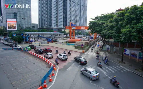 Hà Nội yêu cầu tháo dỡ, thu hẹp hàng loạt rào chắn thi công để giảm ùn tắc