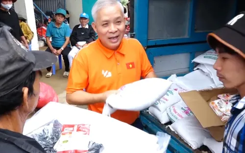 Chung tay giúp học sinh vùng lũ đến lớp