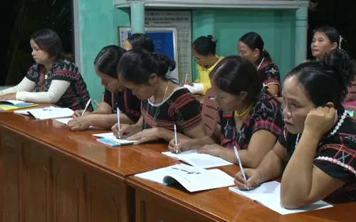 Lớp học xóa mù chữ cho bà con Cơ Tu