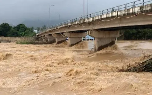 Nhiều trường ở Khánh Hòa cho học sinh nghỉ học vì đường ngập, nước lũ tiếp tục dâng