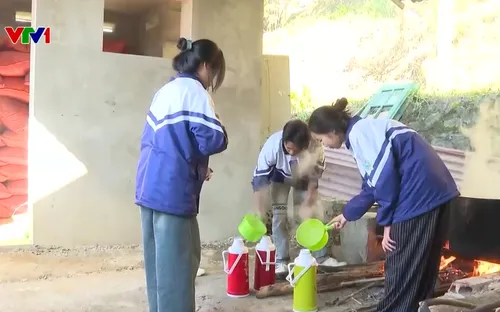 Lào Cai phòng chống rét cho học sinh vùng cao với căn bếp chung