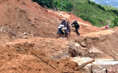 Sạt lở trên tuyến ĐH6, hàng trăm hộ dân ở Đà Nẵng bị cô lập