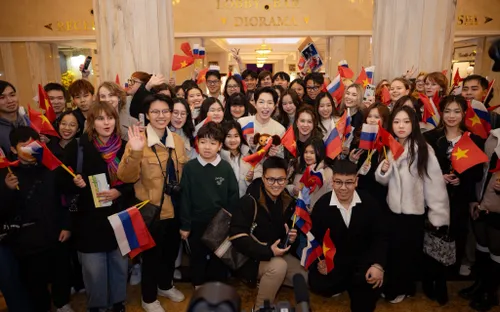 Cần chế tài mạnh chấn chỉnh nghệ sĩ lệch chuẩn