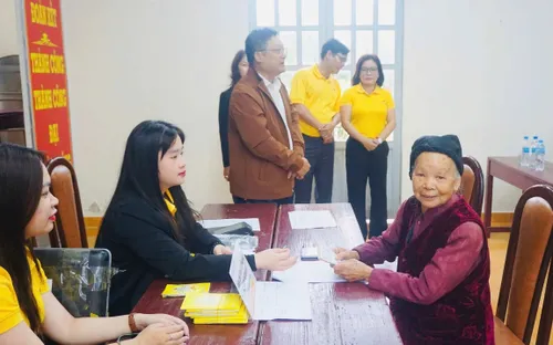 Người dân vùng lũ phấn khởi khi nhận 3 tháng lương hưu, trợ cấp BHXH