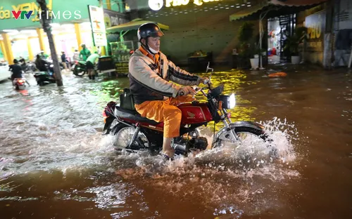 TP Hồ Chí Minh ngập sâu trong triều cường, người dân vất vả trở về nhà