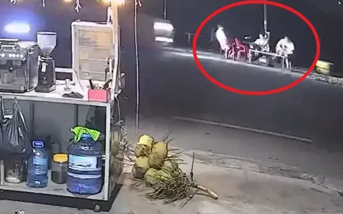 Xe khách lao vào nhóm thanh niên uống nước ven đường, 2 người tử vong