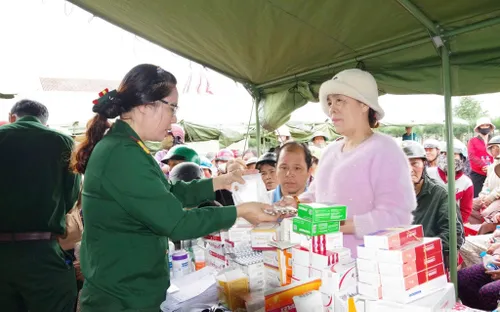 Mang nghĩa tình người lính quân y đến bà con vùng thiên tai