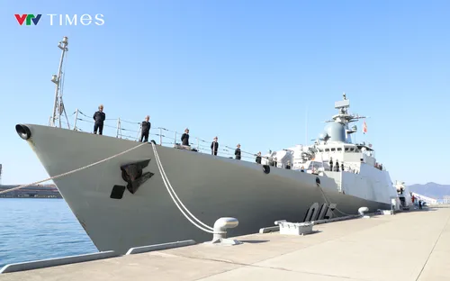 Tàu 015-Trần Hưng Đạo cập cảng Kure, bắt đầu thăm xã giao Nhật Bản