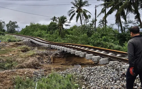 Công bố tình huống khẩn cấp về thiên tai trên tuyến đường sắt Bắc-Nam