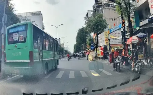 Xe bus vượt đèn đỏ ở ngã tư đông đúc xe cộ