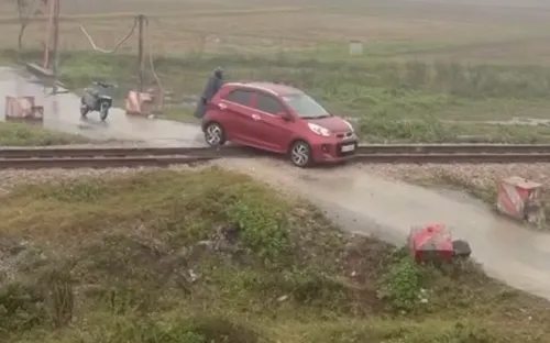 Phạt 5 triệu đồng nữ tài xế lái ô tô mắc kẹt trên đường ray tàu hỏa