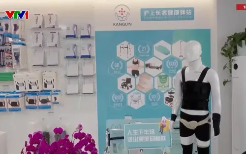 Nở rộ dịch vụ cho thuê robot phục vụ người cao tuổi tại Trung Quốc