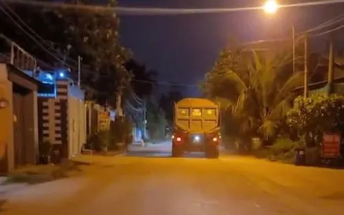 Đồng Nai: Liên tiếp xử lý xe tải chở đất đá không che chắn trong khu dân cư
