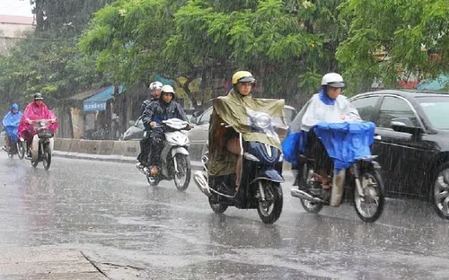 Cảnh báo tai nạn giao thông do áo mưa quấn vào bánh xe máy
