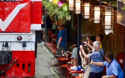 Phố đường tàu Hà Nội: Du khách vẫn đến check-in bất chấp lệnh cấm