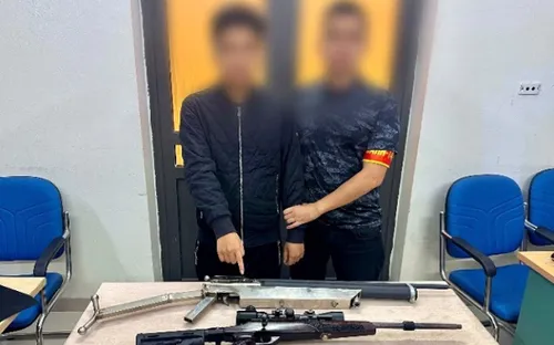 Thiếu niên 16 tuổi ở Hà Nội cất giấu 3 khẩu súng, 100 viên đạn trong nhà