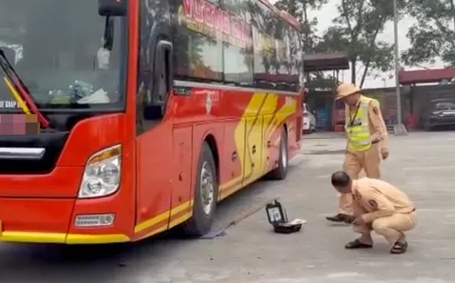 Lập biên bản xử lý xe khách chở vượt tải gần 215% trên cao tốc Bắc – Nam