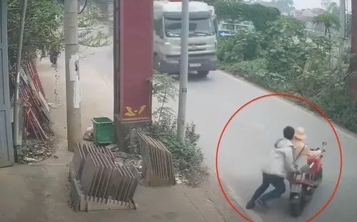 Hà Nội: Tạm giữ kẻ đẩy CSGT vào đầu ô tô đang lao tới