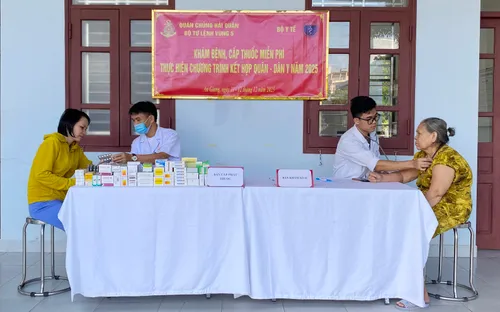 Hải quân khám bệnh, cấp thuốc miễn phí cho các gia đình chính sách