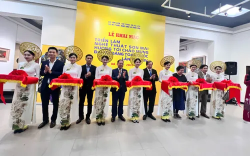 Trưng bày 44 bức sơn mài đặc sắc chào mừng Đại hội Đảng