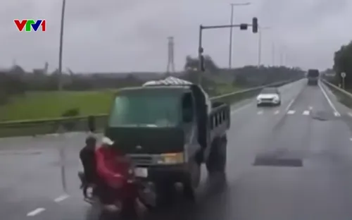 Phóng nhanh vượt đèn đỏ, hai người đi xe máy bị hất văng giữa ngã tư