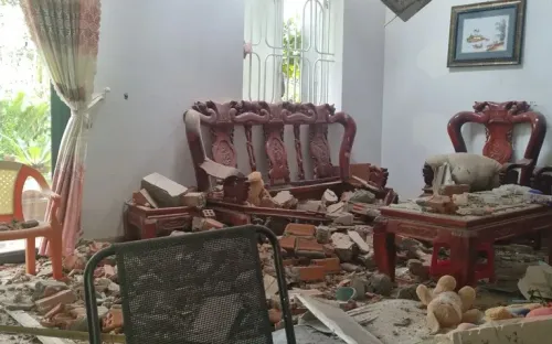 Cây cổ thụ bật gốc đè sập nhà dân