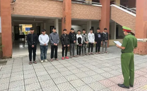 Đánh nhầm người trước cổng tòa án, 10 thanh niên bị khởi tố