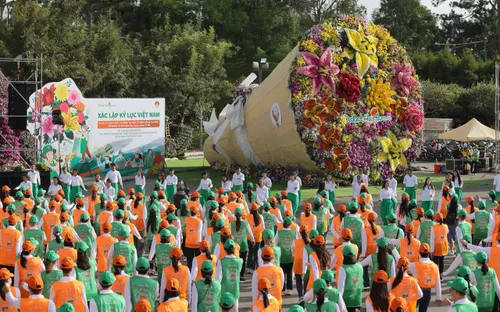 Đà Lạt lập kỷ lục với bó hoa khổng lồ nặng hơn 10 tấn