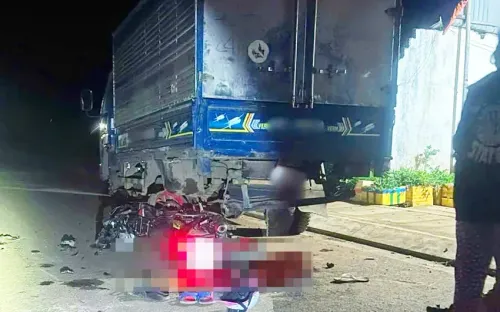 Tông vào đuôi ô tô tải đỗ bên đường, 3 thanh thiếu niên đi xe máy tử vong