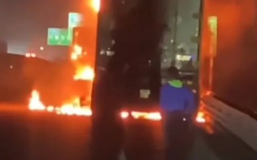 Xe đầu kéo cháy rụi trên cao tốc Diễn Châu - Bãi Vọt