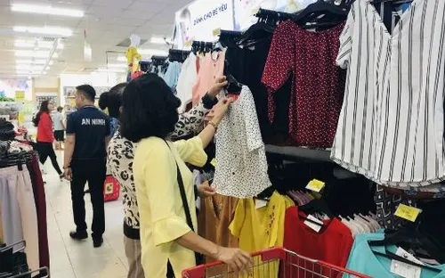 Khách quốc tế đổ xô mua sắm, thời trang Việt trở thành "đặc sản" du lịch mới