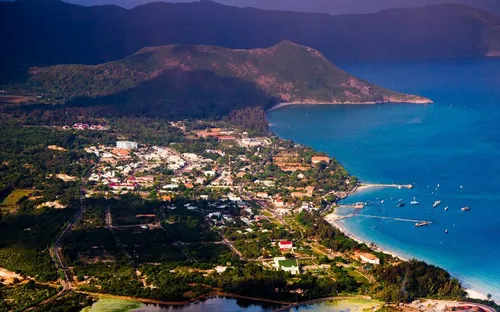 "Sức nóng" của đảo ngọc và hòn đảo ký ức: Hai hướng khai thác du lịch biển đảo tương phản của Việt Nam