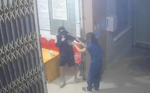 Vào trạm y tế vờ mua thuốc, nam thanh niên rút dao khống chế y tá cướp tiền