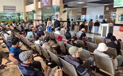 Bệnh viện Ung bướu Đà Nẵng: Quá tải trầm trọng, bệnh nhân phải nằm hành lang