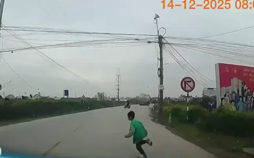 Nguy hiểm trẻ em bất ngờ chạy cắt đầu ô tô giữa đường