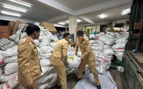 Công an Hà Nội xuyên đêm vận chuyển 70 tấn hàng cứu trợ tới bà con vùng lũ Gia Lai