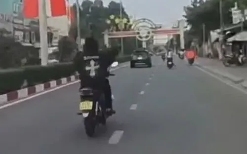 Nam sinh viên buông hai tay khi đi xe máy, lạng lách trên đường ở TP Hồ Chí Minh