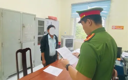 Bé trai 12 tuổi bị người đàn ông ném đá vỡ trán, gây thương tích 36%