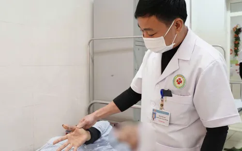 Cảnh báo nhiễm trùng nặng do tự ý đắp lá cây lên vết thương