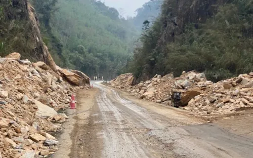 Ẩn họa sạt lở đường đèo: Khi nào những khối đá nghìn tấn sẽ "thức giấc"?
