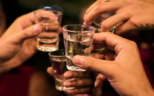 Cách nào giúp giảm nồng độ cồn nhanh chóng và an toàn?