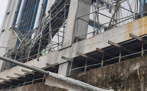 Tai nạn sập giàn giáo tại Nhà thi đấu Phú Thọ khiến hai người thương vong