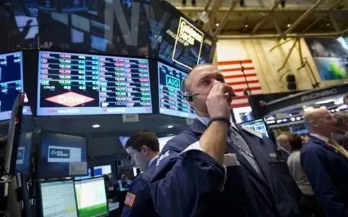 Phố Wall chìm trong sắc đỏ