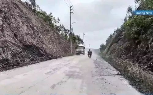 Đường sạt lở từ bão số 3 chưa được khắc phục, xe tải buộc đi vòng qua khu dân cư