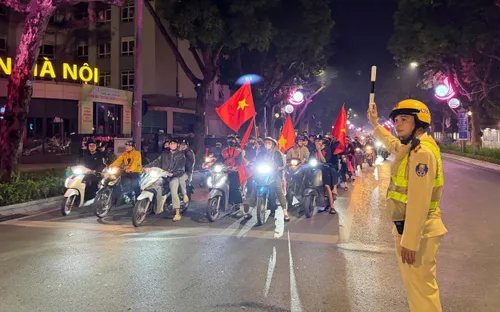 Vui chiến thắng, người dân Thủ đô không quên chấp hành an toàn giao thông