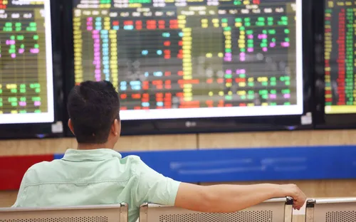 VN-Index vượt mốc 1.700 điểm