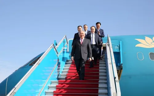 Phó Thủ tướng Thường trực Nguyễn Hòa Bình đáp chuyến bay đầu tiên xuống Sân bay Quốc tế Long Thành