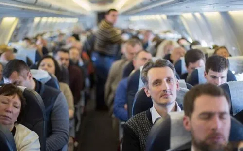 Những thói quen gây khó chịu khi rời máy bay