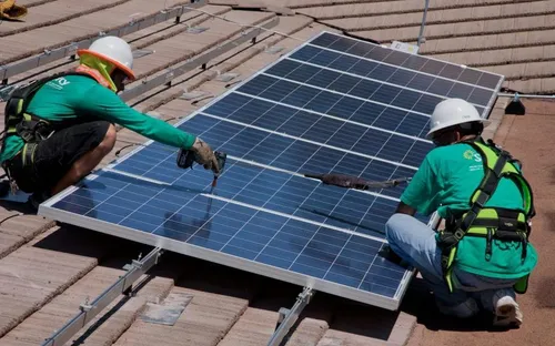 Mỹ: Cơn sốt lắp điện mặt trời trước giờ đóng cửa ưu đãi thuế