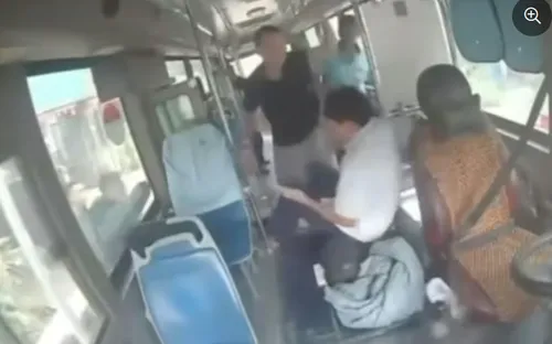 Truy tìm đối tượng hành hung lái xe bus ở Hà Nội